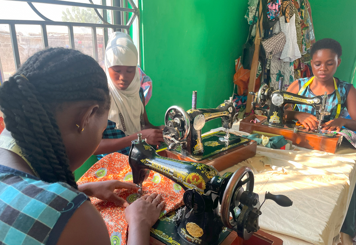ガーナ共和国で縫製スキル向上を通した女性の自立支援