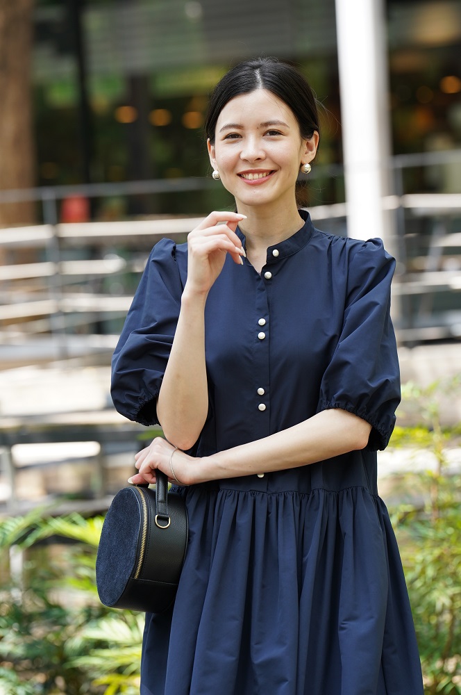 身に纏った瞬間に気分を上げてくれる”キキハーフスリーブドレス  