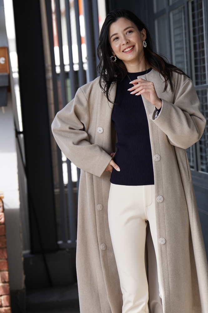 洗練されたシルエットを美しく着こなす“メルロングコート” | official_BLOG
