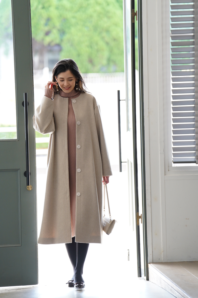 洗練されたシルエットを美しく着こなす“メルロングコート” | official_BLOG