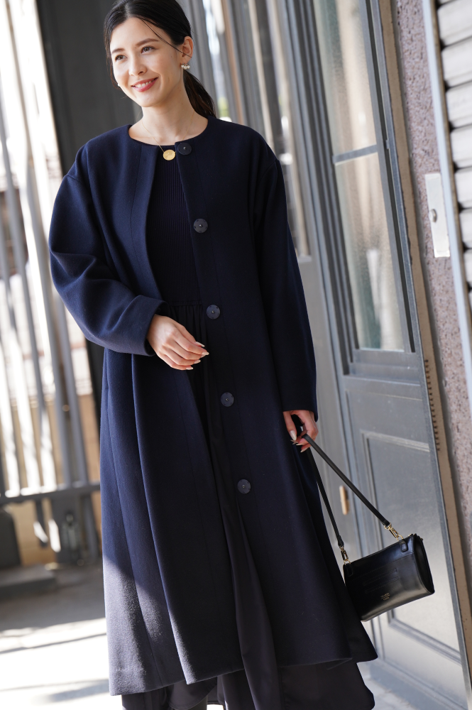 洗練されたシルエットを美しく着こなす“メルロングコート” | official_BLOG