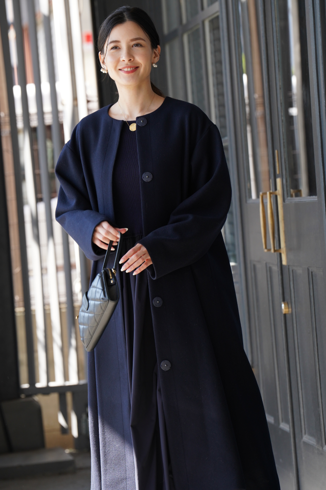 洗練されたシルエットを美しく着こなす“メルロングコート” | official_BLOG 