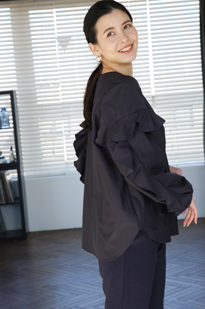 程よい甘さが大人心を鷲掴みする”フリルウェーブブラウス” | official_BLOG