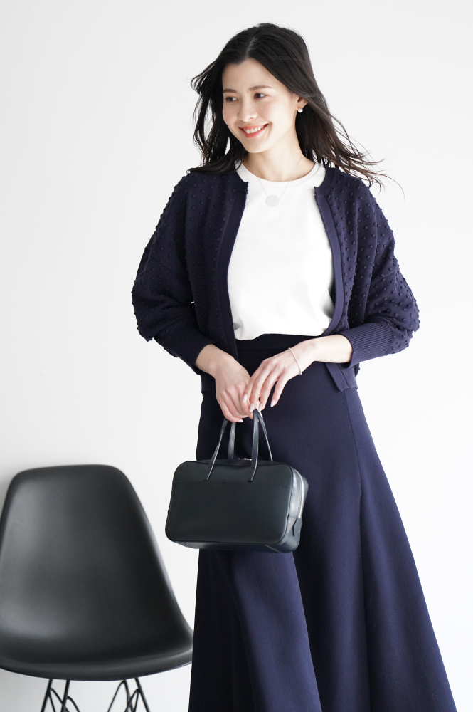 しなやかな質感と可愛らしいドットジャガードが華やぎを与えてくれる  