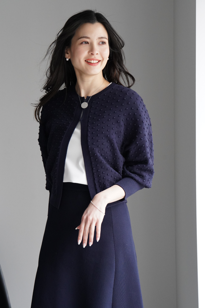 しなやかな質感と可愛らしいドットジャガードが華やぎを与えてくれる  