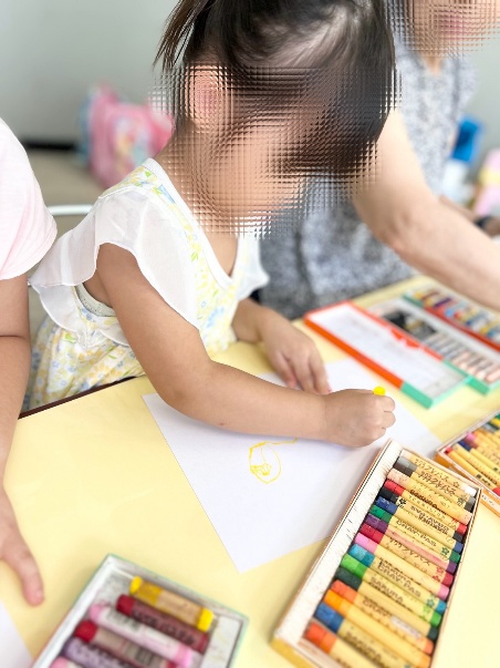 クレヨンを使った制作活動に取り組む子ども