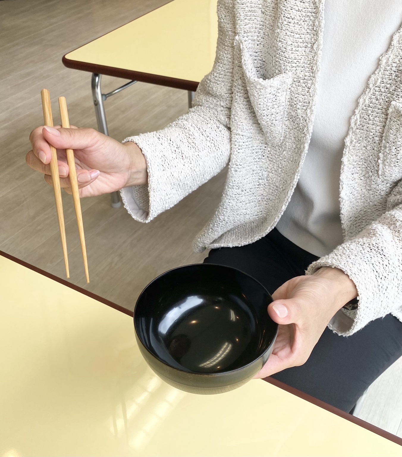 箸とお椀を手に、食事の所作を実践する様子