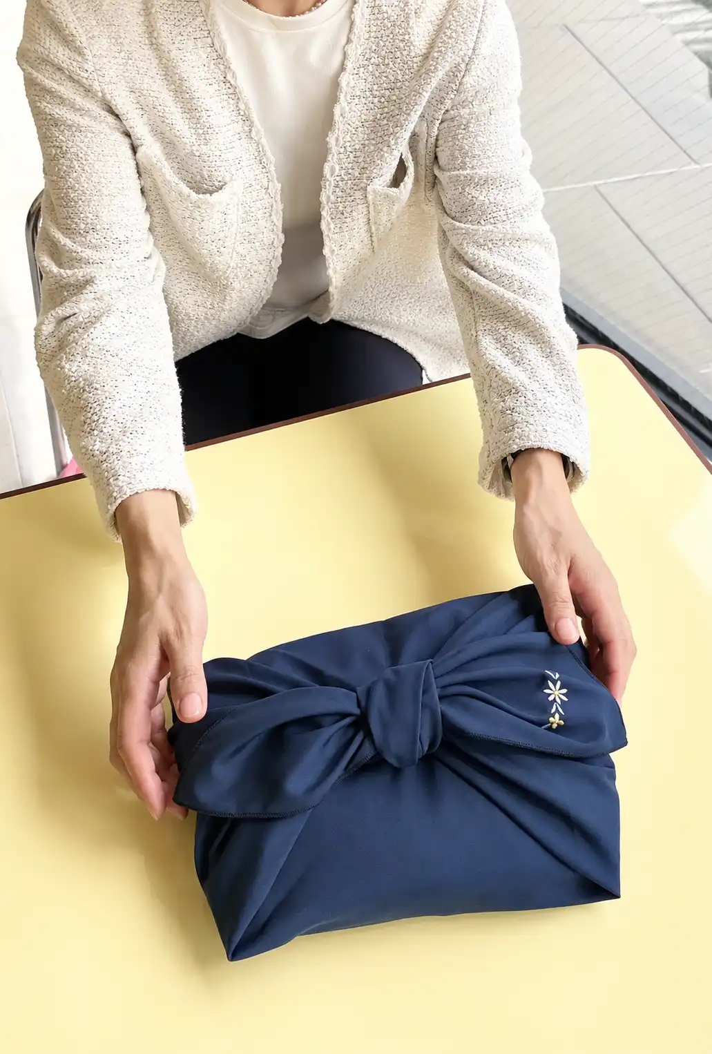 風呂敷で美しく包む練習をする様子