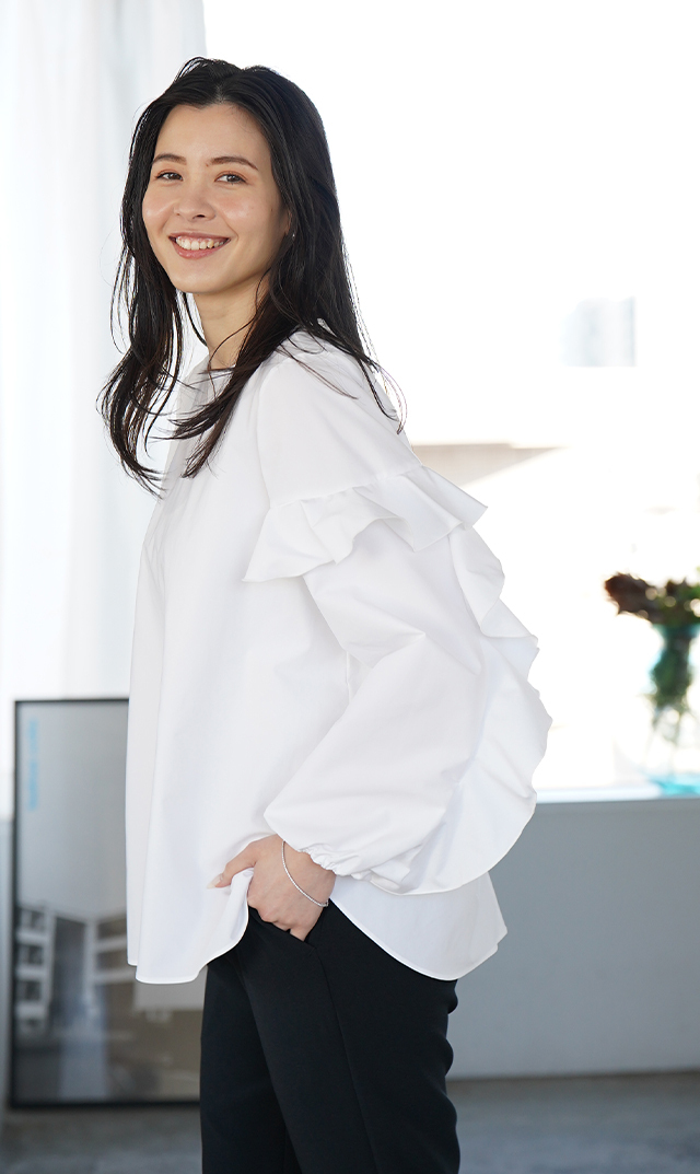 シワになりにくい撥水機能付きフリルウェーブブラウス白