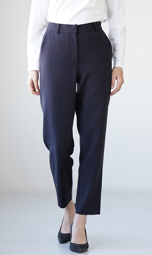 多機能素材テーパードパンツ紺