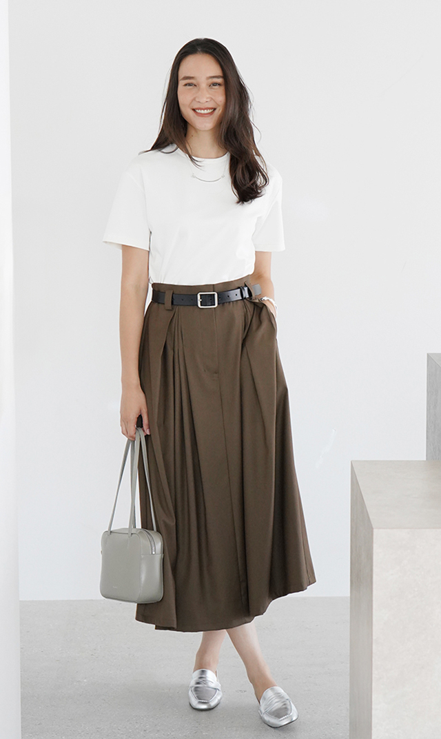 美品　MHL. ブラック フレアスカート デザインタックが目を惹き、優雅に広がるフレアシルエットが大