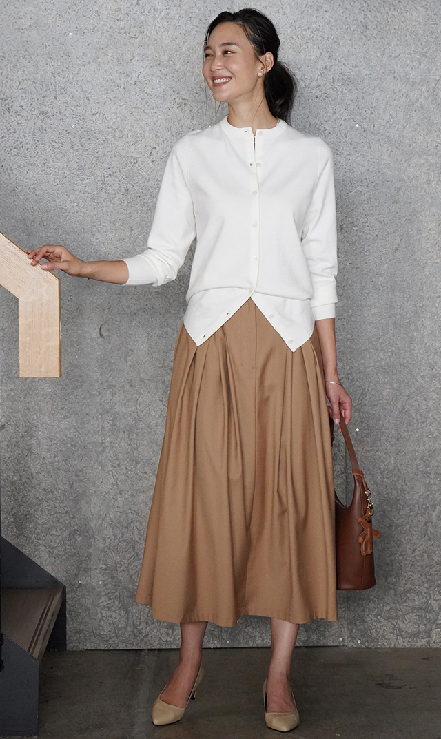 デザインタックが目を惹き、優雅に広がるフレアシルエットが大