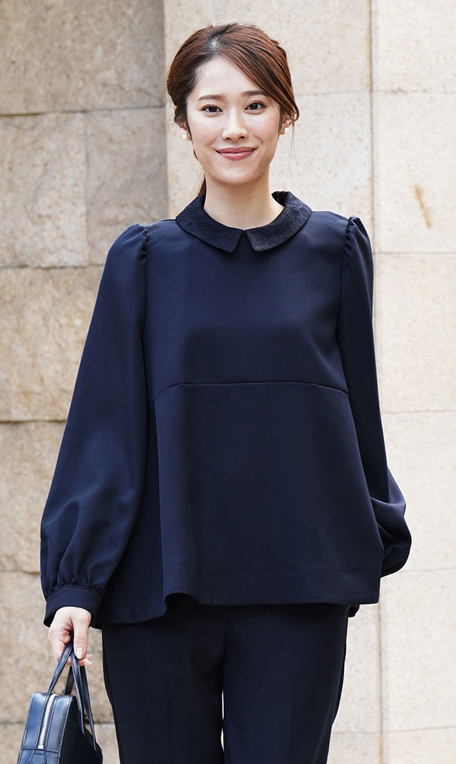 上品に華やぐレース襟と清楚なクルーネックの2way仕様 “襟取り外し可能