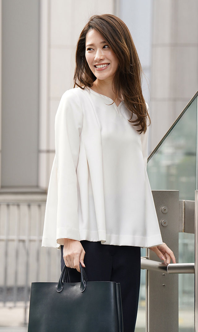 きちんと感と柔らかなフェミニンさを漂わす “ハーブブラウス”が登場！
