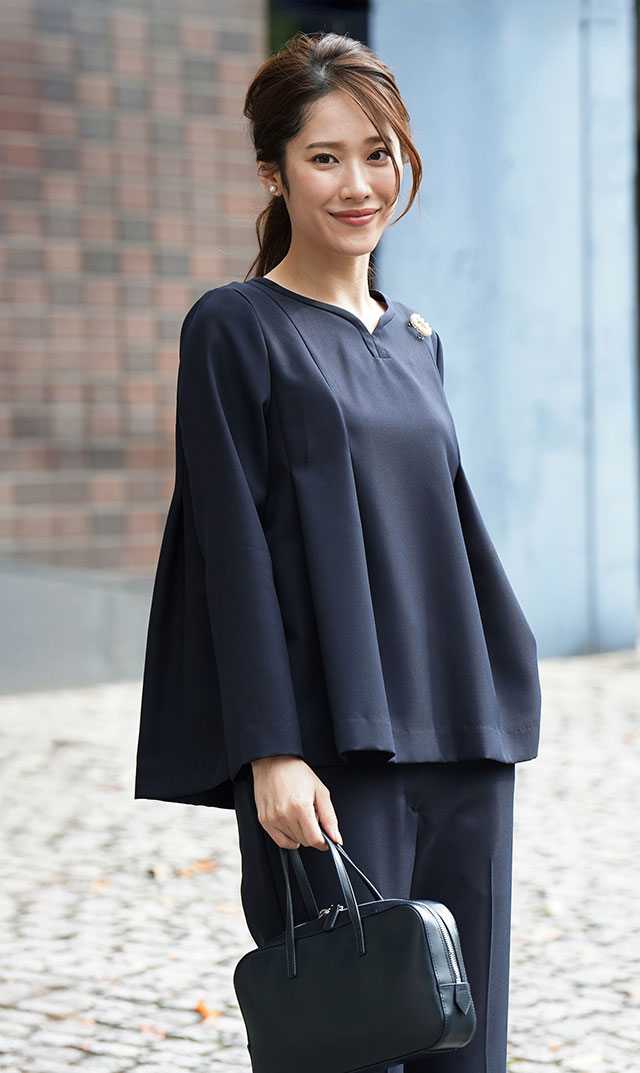 きちんと感と柔らかなフェミニンさを漂わす “ハーブブラウス”が登場！