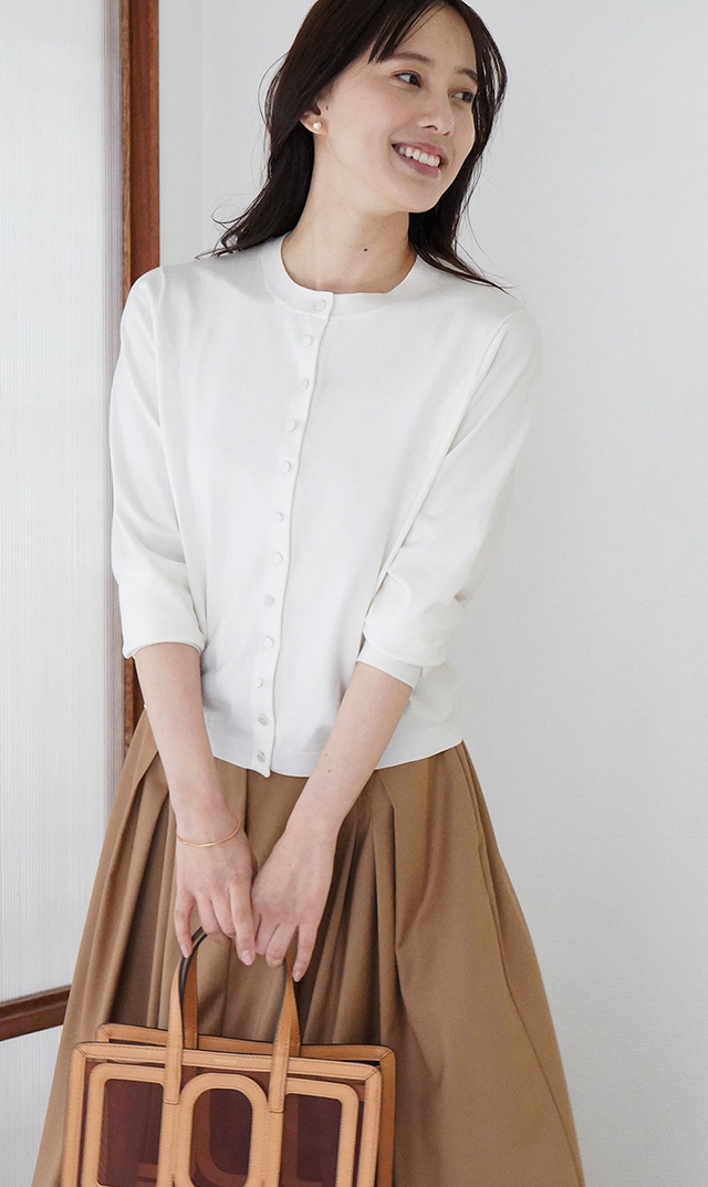 上品なサテンくるみボタンと美しいシルエット