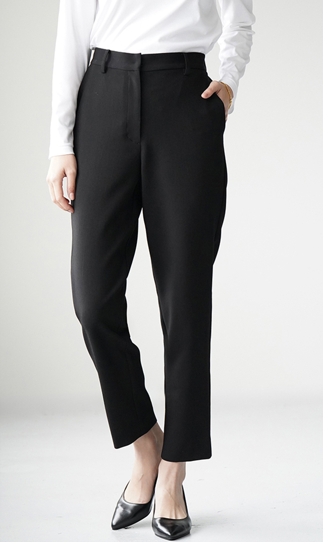 程よいゆとりを持たせたテーパードシルエット、きちんと見えてどこか